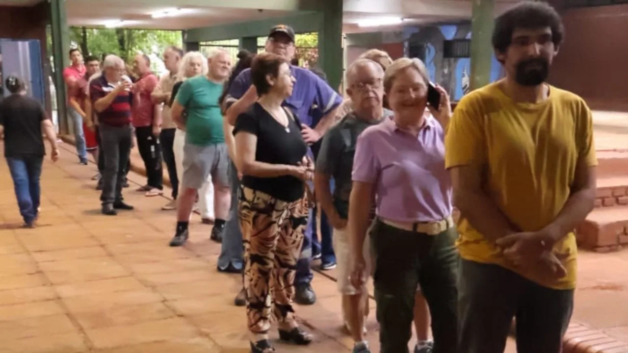 Fila de asociados de la CELO en las eleccines del 30 de octubre