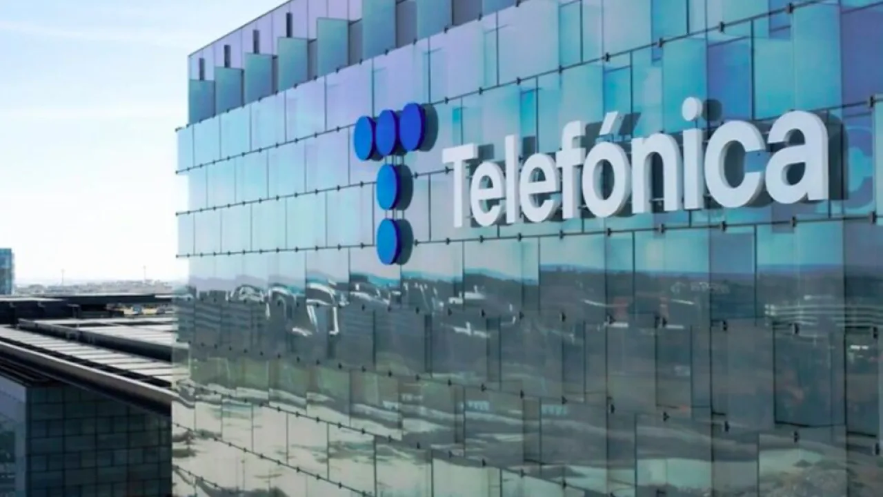 Telecom anunció la compra de Telefónica Argentina y el gobierno amenaza con anular la operación