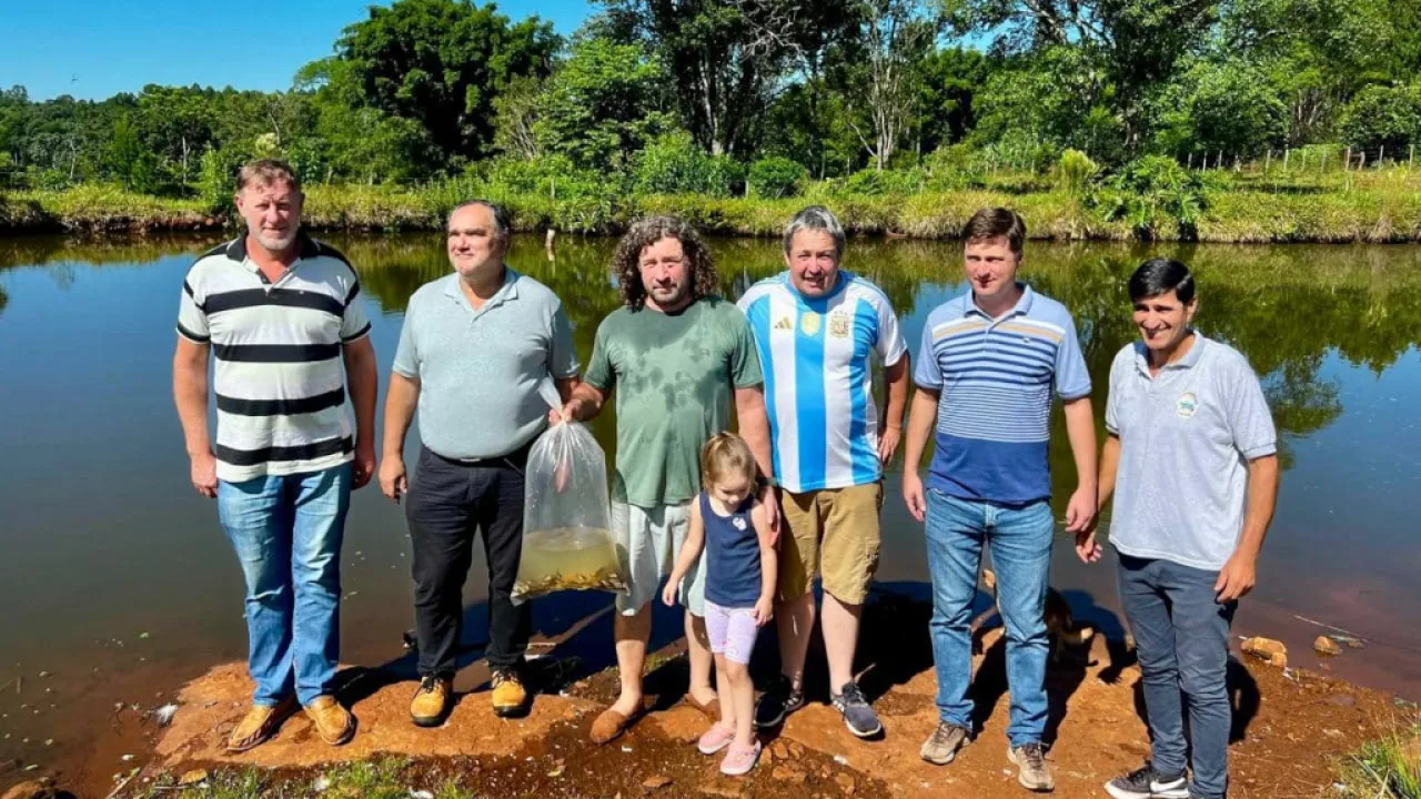 Entrega de alevines de Pacú a productores de Alba Posse