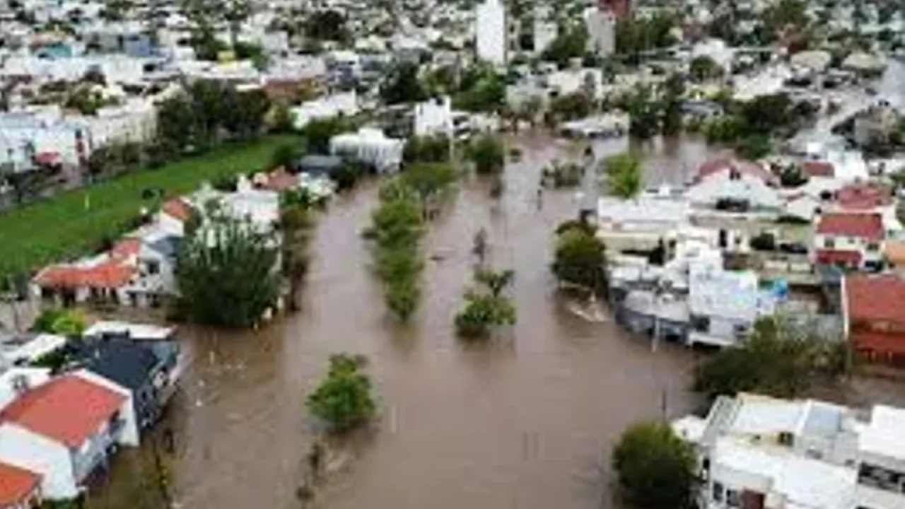 Alerta por tormentas en Bahía Blanca, suspenden clases turno tarde y transporte público