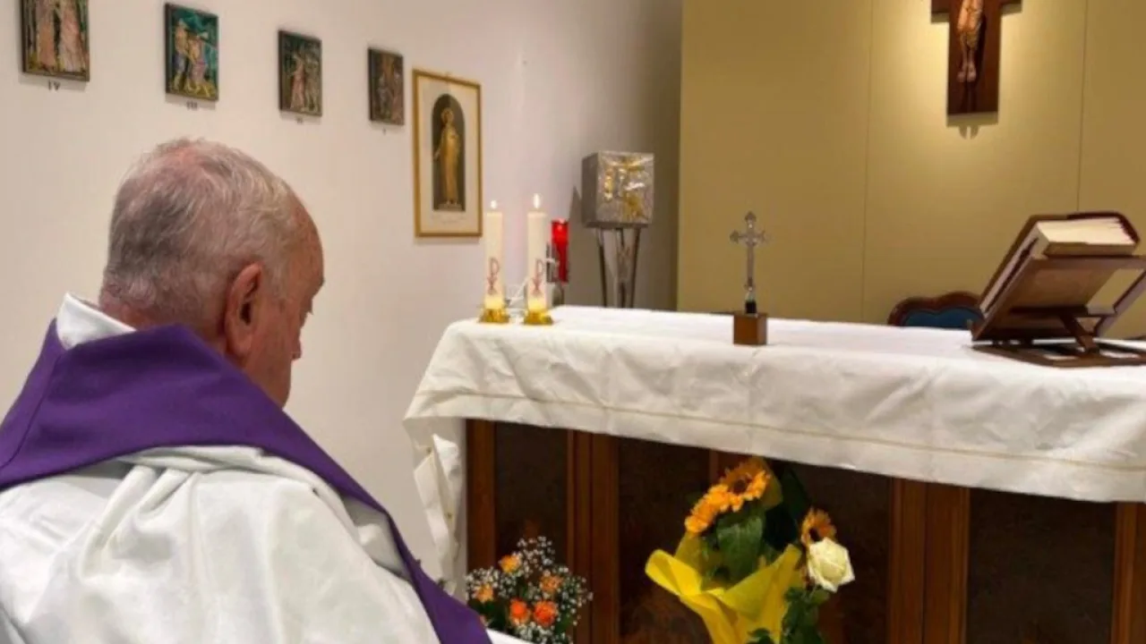 El Papa concelebró la Misa en la capilla privada del Gemelli