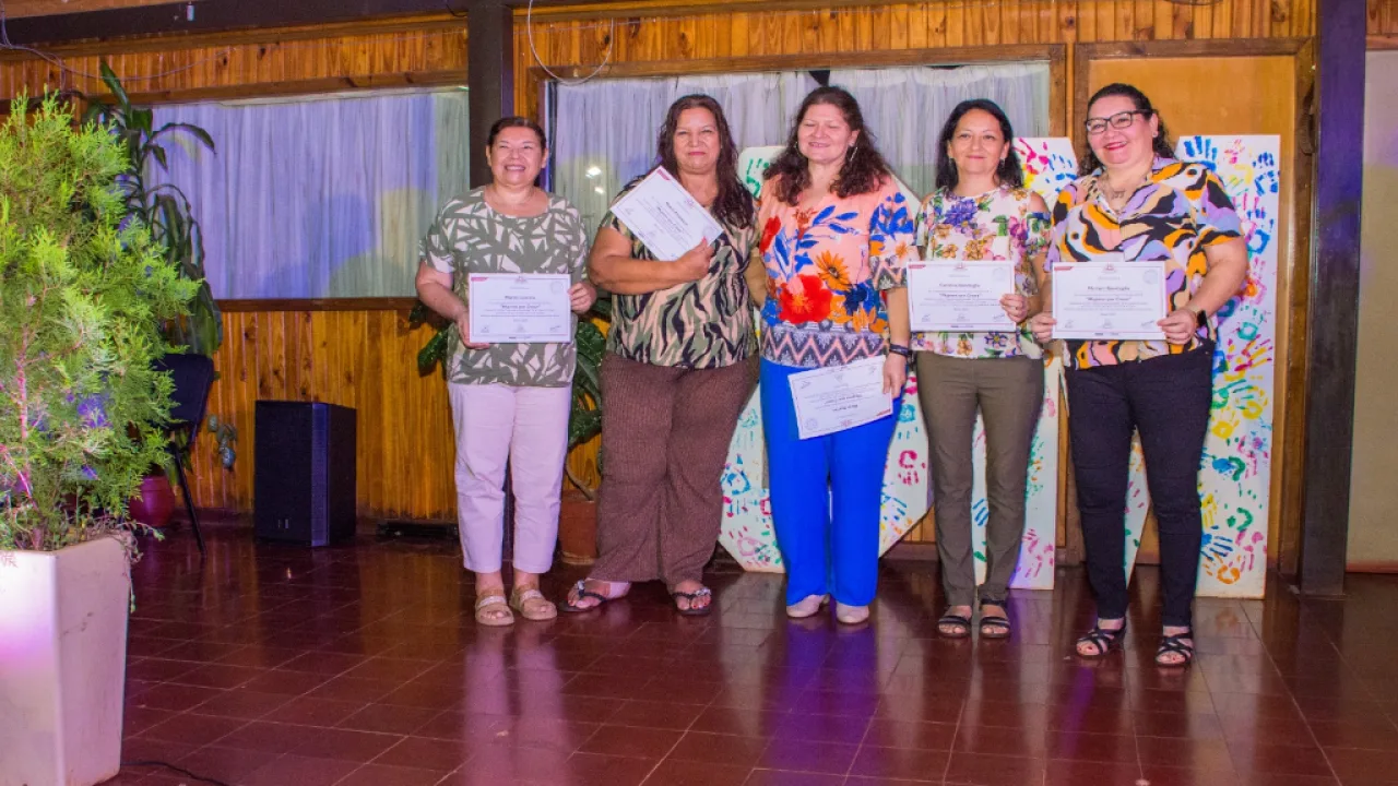 Una muestra colectiva que celebra la creatividad y el empoderamiento femenino