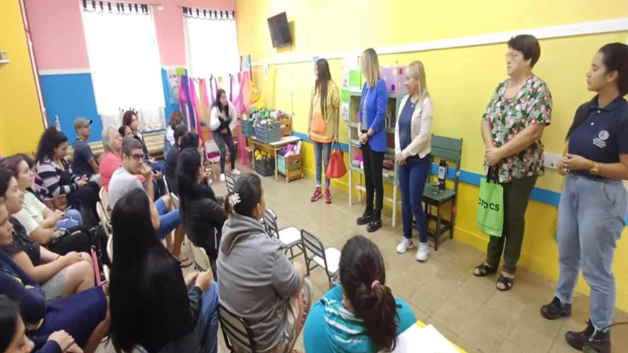 Trabajando contra el consumo de estupefacientes en escuelas y familias