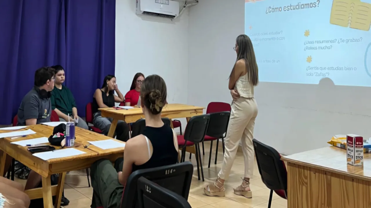 44 jóvenes participaron en taller de organización del tiempo de estudio