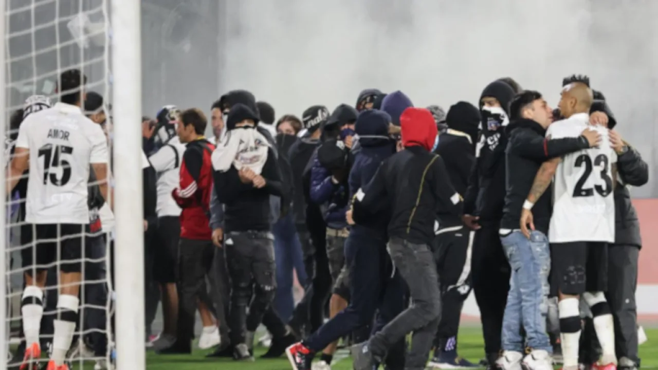 Conmoción en un partido de Libertadores, dos muertos, avalancha e invasión