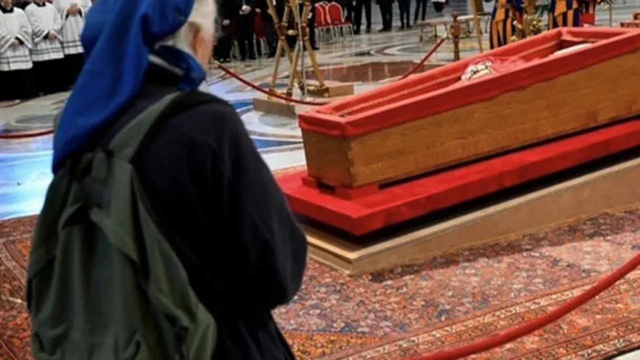La monja que rompió el protocolo y lloró junto al ataúd de Francisco