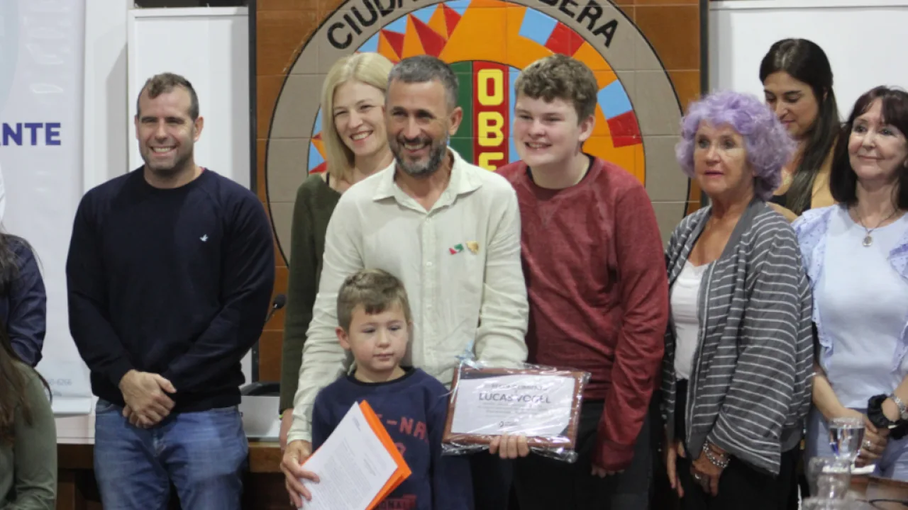 El Concejo Deliberante de Oberá distinguió a Lucas Vogel por su labor educativa