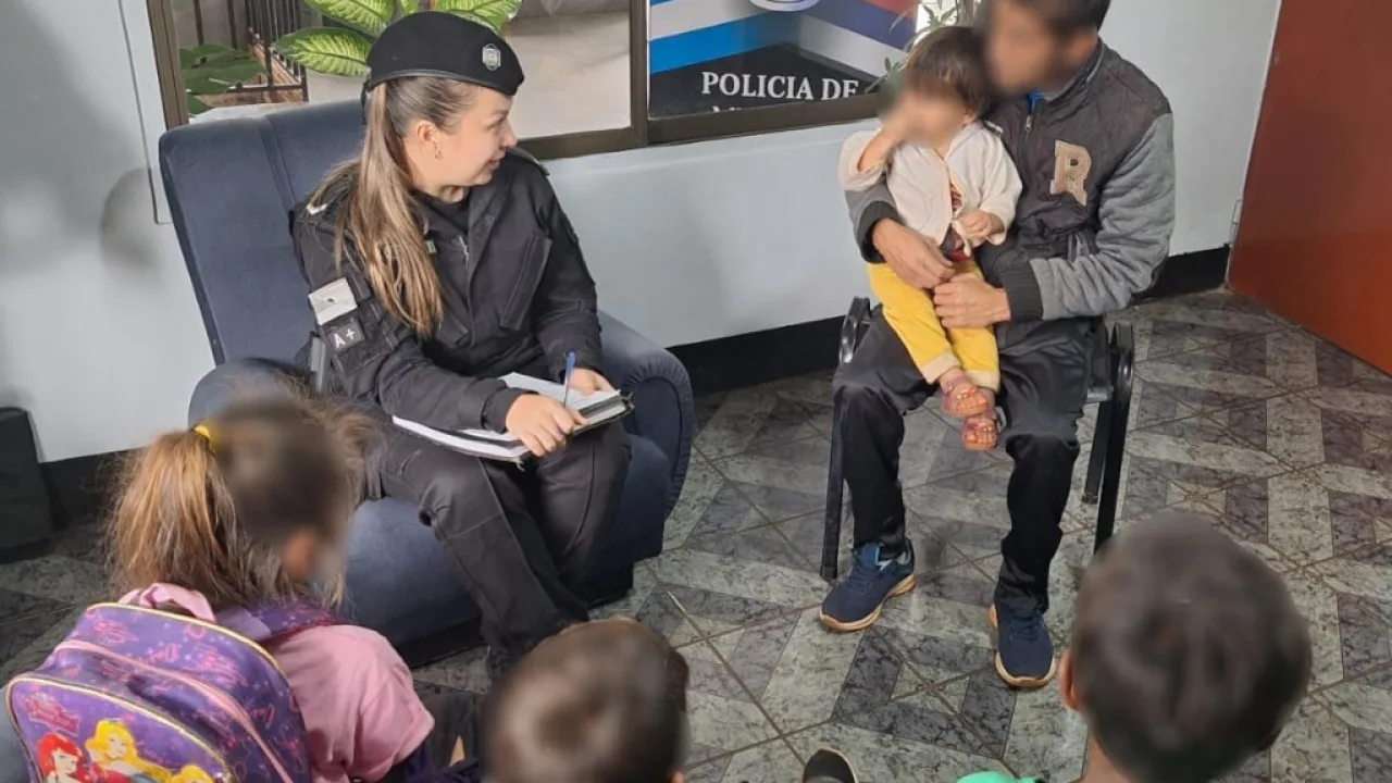 Policías resguardaron a cuatro niños que habrían sido abandonados en la vía pública