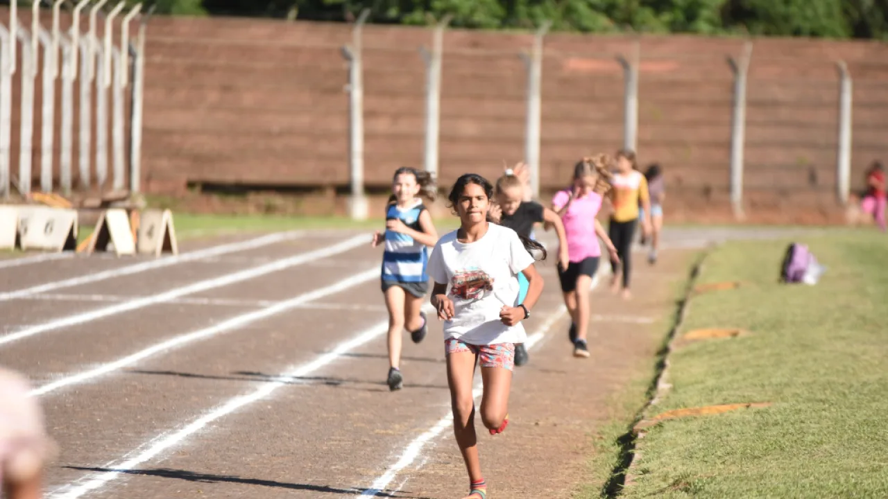 Atletas se reunieron en la pista de atletismo para la 1° Fecha de la liga Obereña