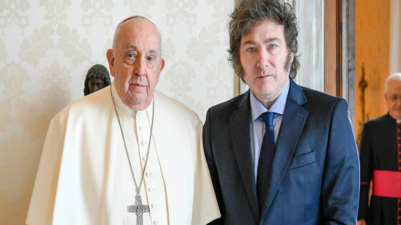 Milei 'olvida' insultos contra el papa y participará en el funeral