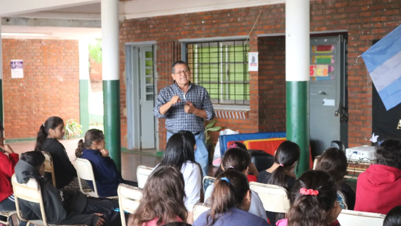 Charlas en 24 escuelas que promueve el cuidado responsable de mascotas