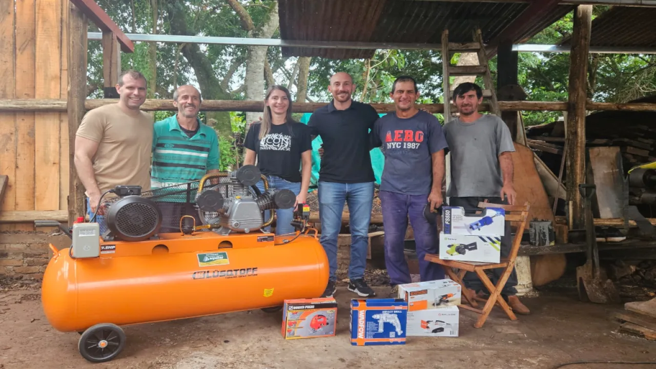 El Gobierno apoya a familia de carpinteros damnificados por Incendio