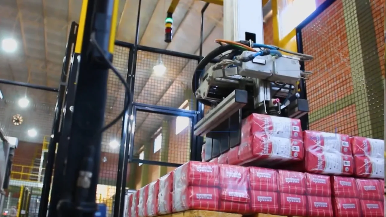 Automatizan el envasado de yerba con un brazo robótico de alta precisión