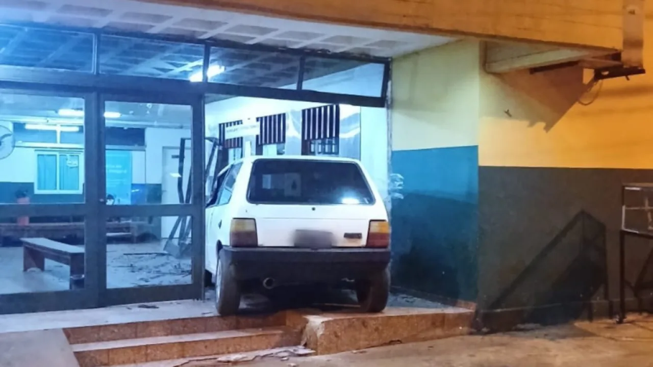 Automovilista chocó, despistó e impactó contra la antigua guardia del SAMIC