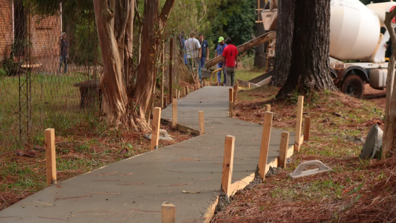 Mejor accesibilidad para los alumnos construye veredas en calle goya"
