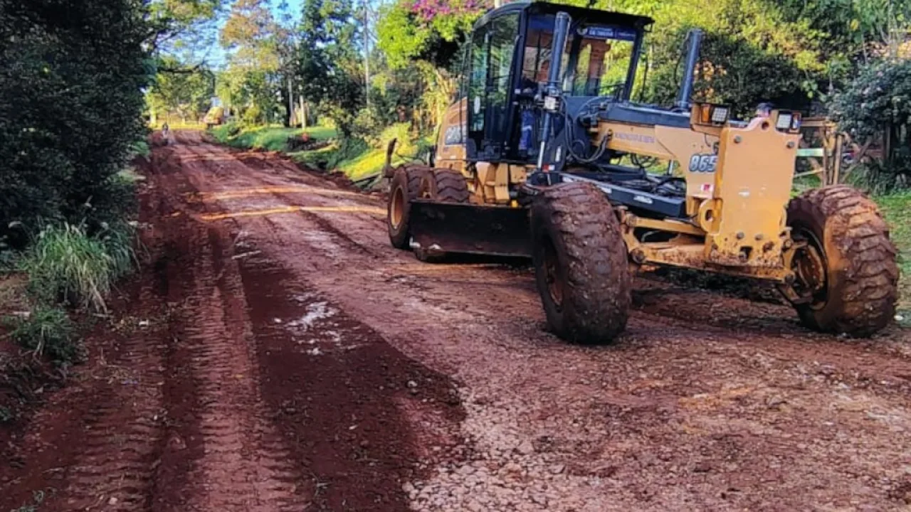 Mantenimiento de calles terradas en diferentes barrios de Oberá"