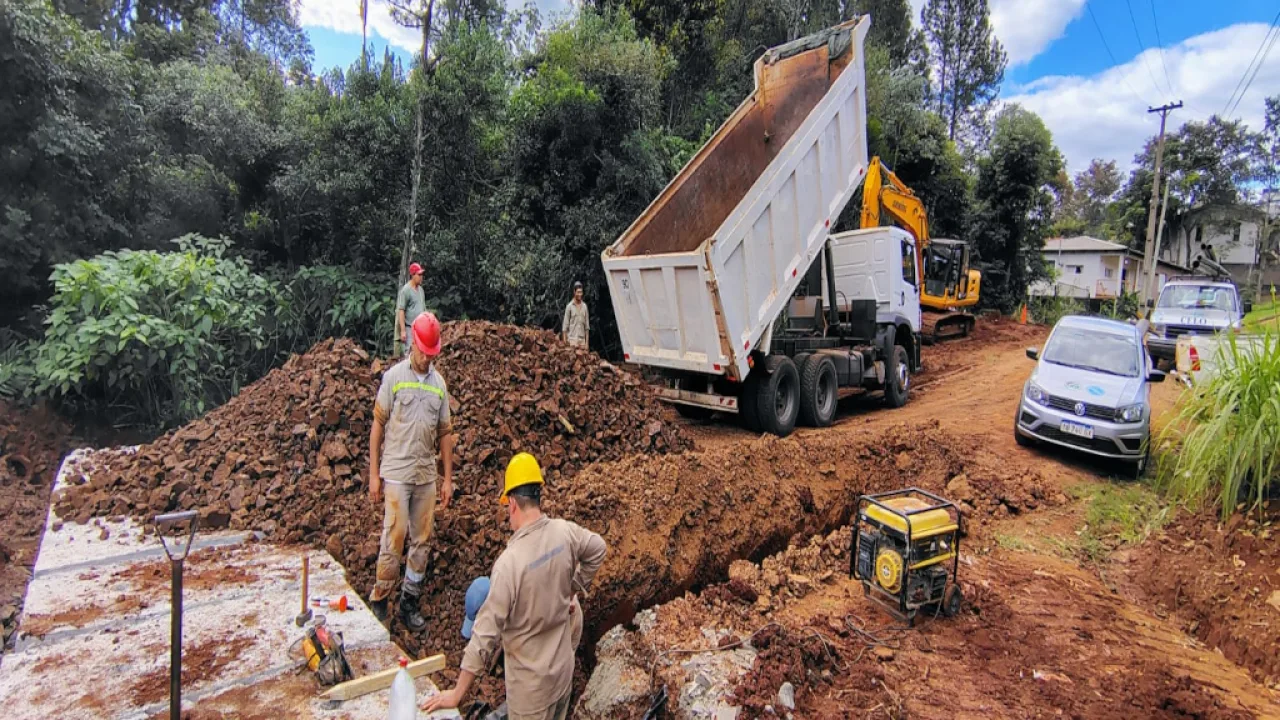Trabaja la dirección de obras en el arroyo quiye y la calle sagrado corazón de Jesús