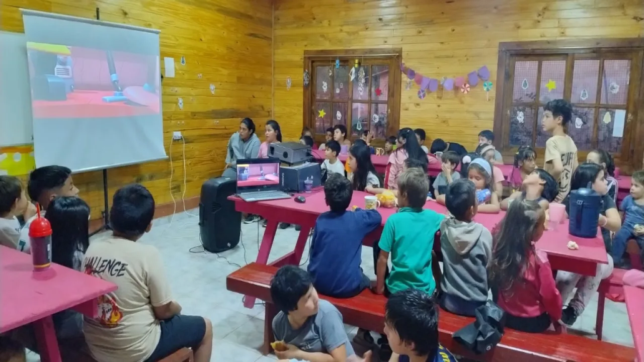 Una noche de diversión y integración con cine en mi barrio en Villa Cristen II