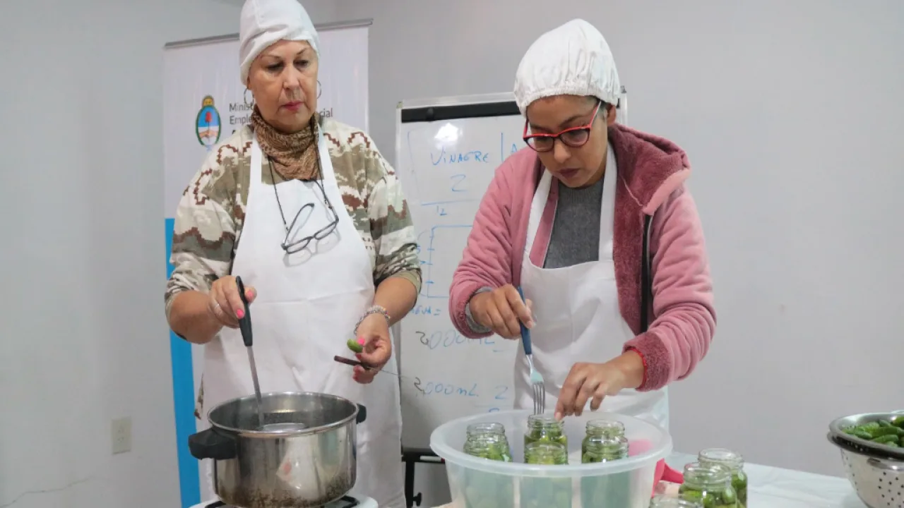 Un taller sobre la elaboración de conservas en vinagre, técnicas y recetas