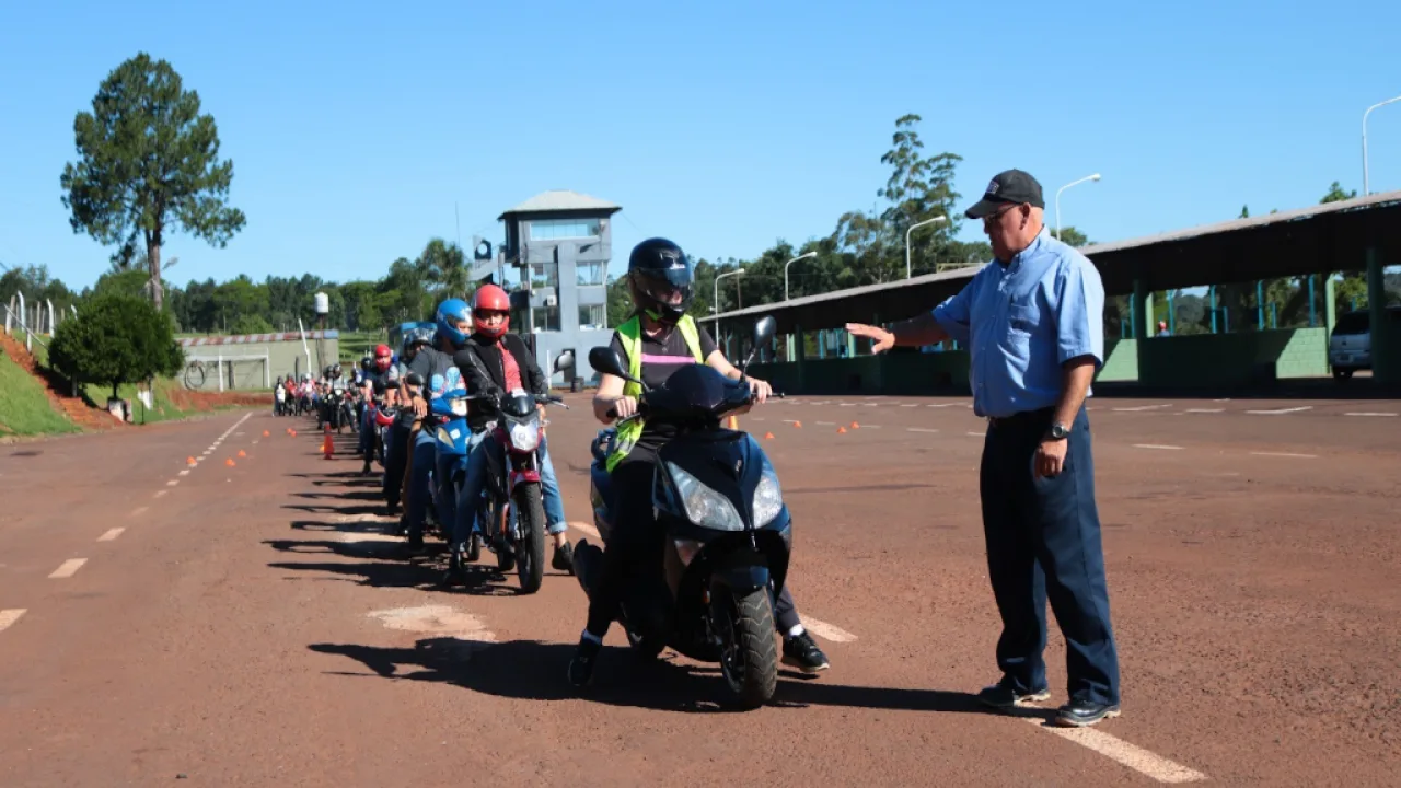 Escuela municipal de moto aprende a conducir de forma segura
