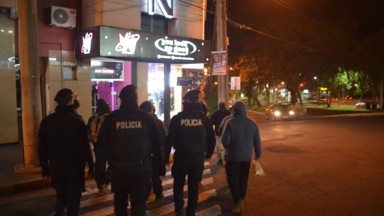 Asistencia y solidaridad para quienes más lo necesitan la defensa civil y policía ayudan a personas en calle