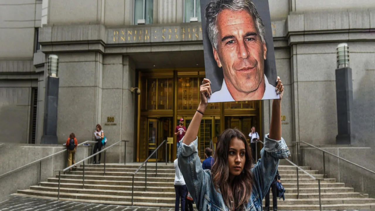Trump dice que Epstein "robó" a Virginia Giuffre y otras jóvenes de su 'spa' en Mar-a-Lago
