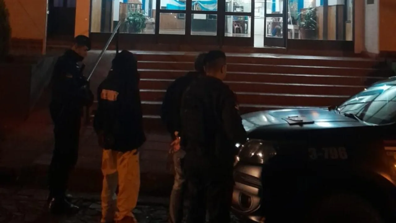 Disturbios en un hogar municipal terminaron con dos hombres detenidos y un arma incautada