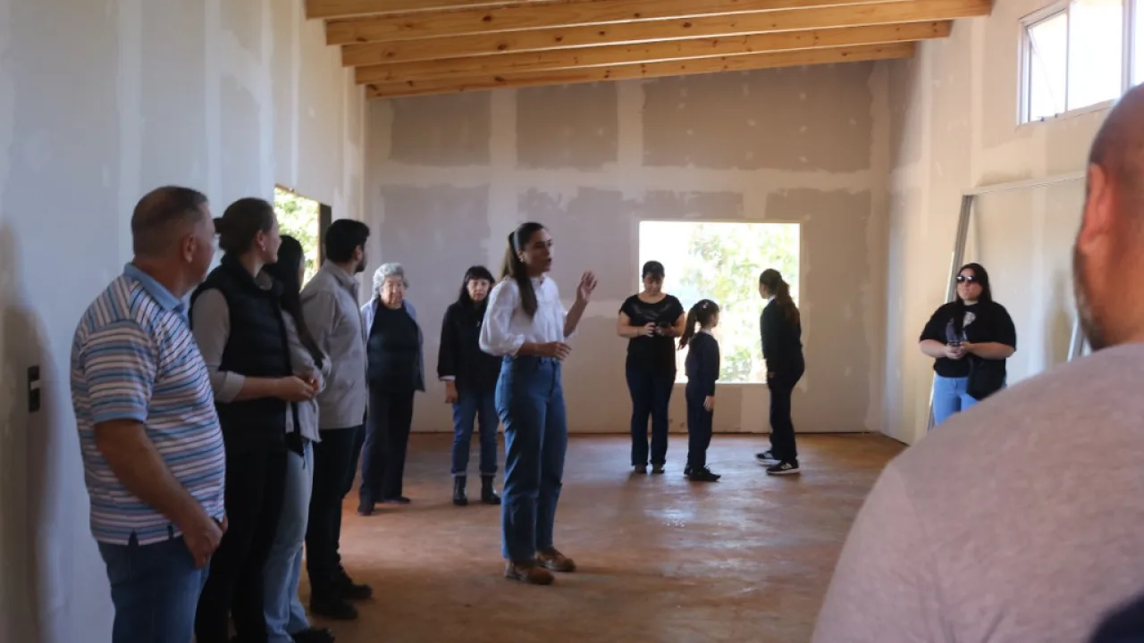 Vecinos dejan su huella en la construcción de nuevos Salones Comunitarios