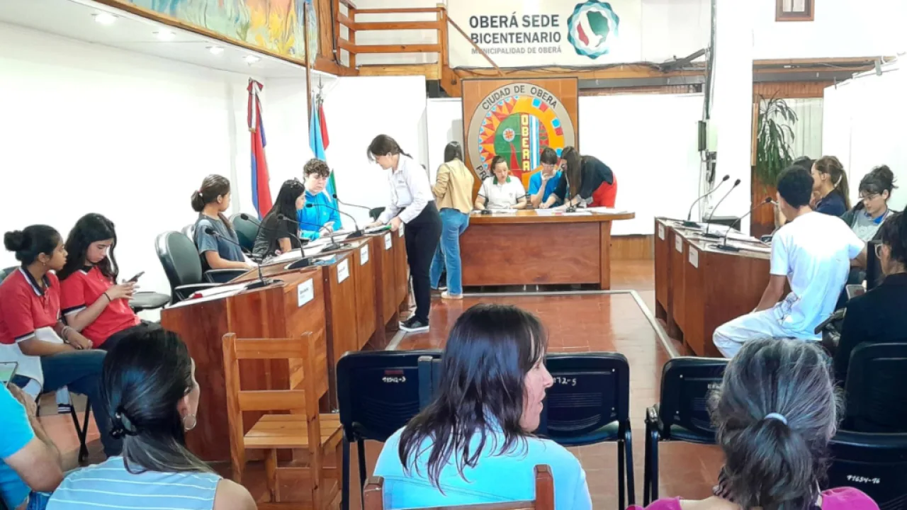 Jóvenes obereños ultiman detalles para la sesión del 23 de septiembre del Parlamento Estudiantil