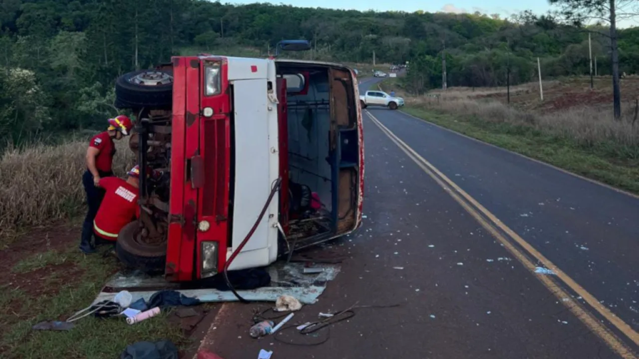 Despiste y vuelco de colectivo en Campo Ramón dejó varios heridos