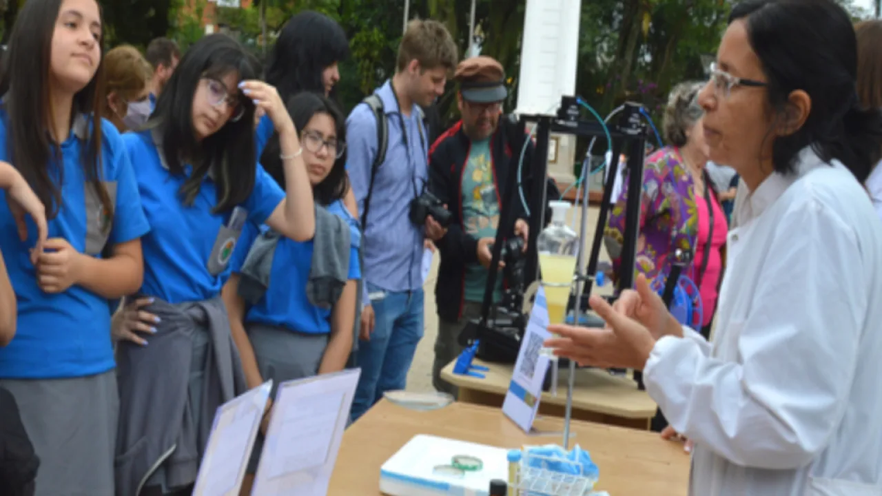 Con la kermés científica, la UNaM acerca la investigación genética a las escuelas
