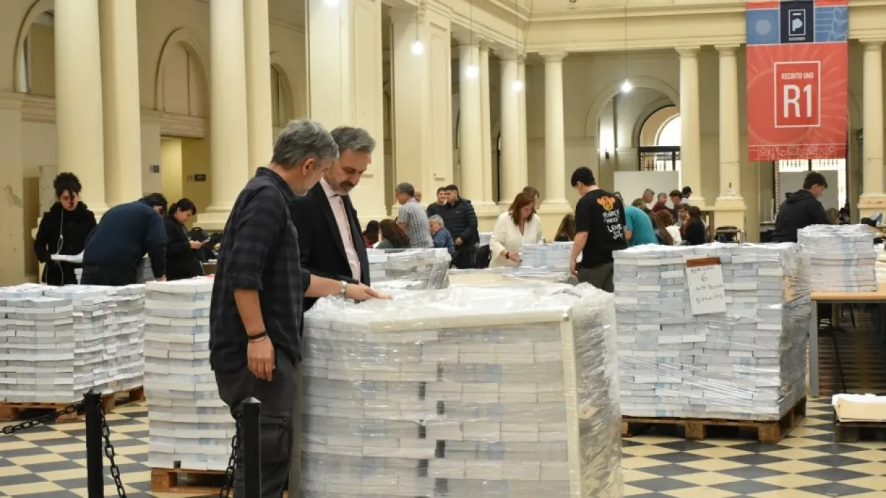 Ramos Padilla se mostró con las boletas para sugerir que no aceptará la reimpresión