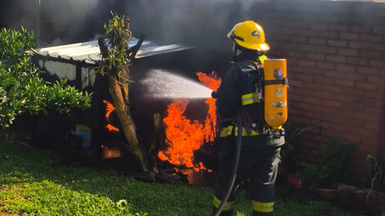 Mediante una rápida intervención los Bomberos controlaron incendio de grupo electrógeno