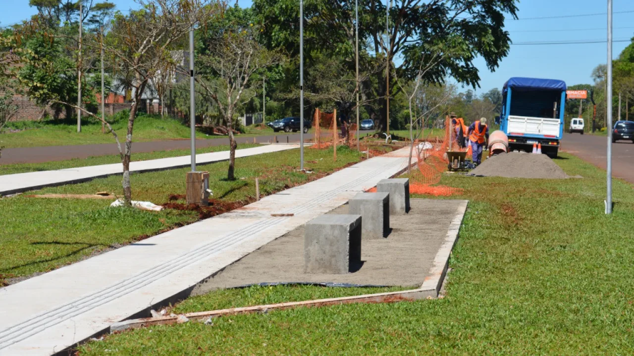 Construcción de sendero podotáctil con moldes hechos por empleados municipales