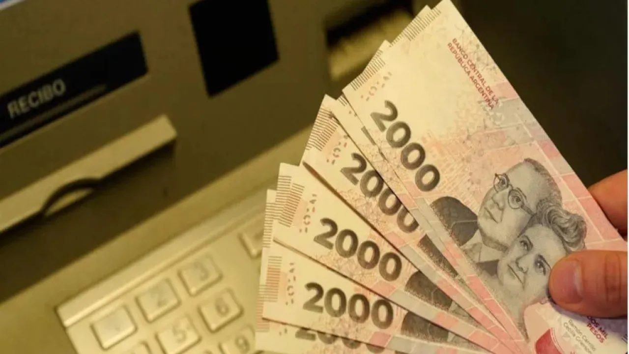 Argentina perdió casi 50% del salario mínimo medido en dólares desde 2023