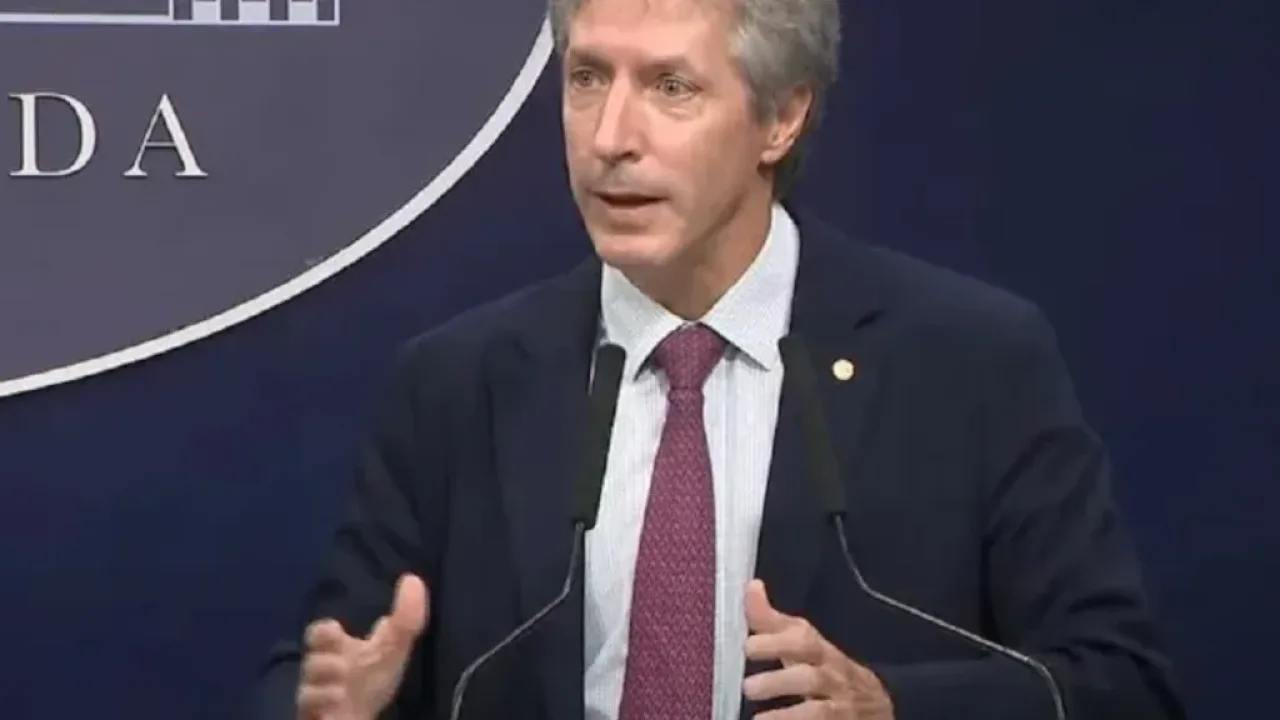 El dólar mayorista perforó los $1.400 y cerró a 8,4% del techo de las bandas