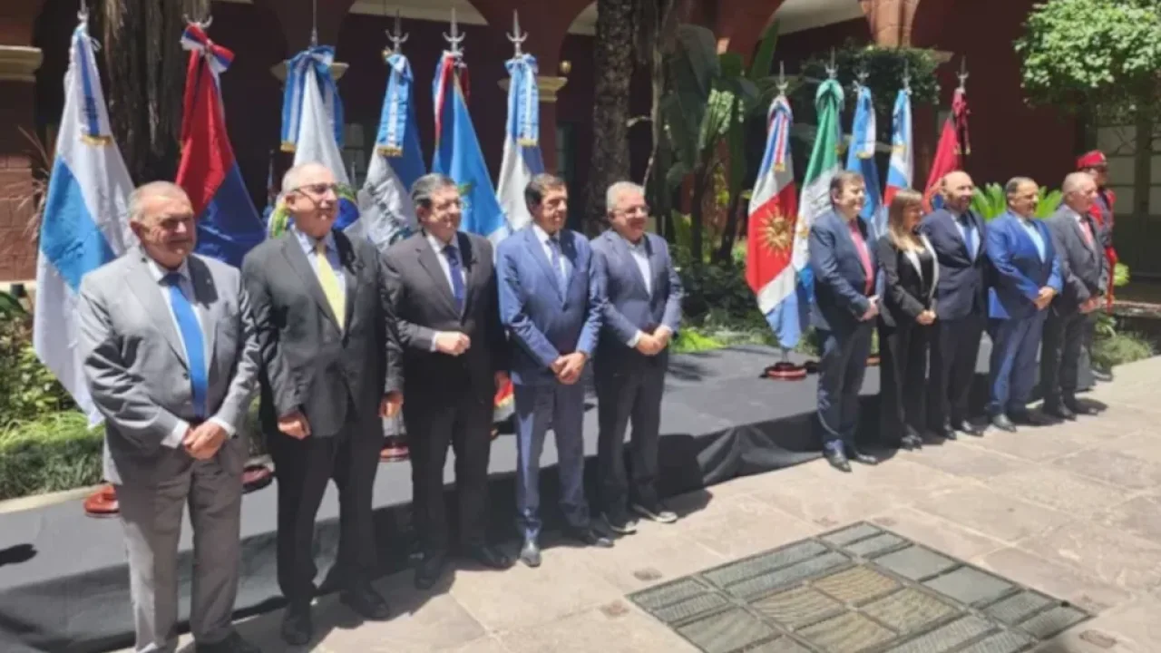 Los gobernadores del Norte Grande endurecen su posición, con una foto grupal, le reclaman definiciones a Milei
