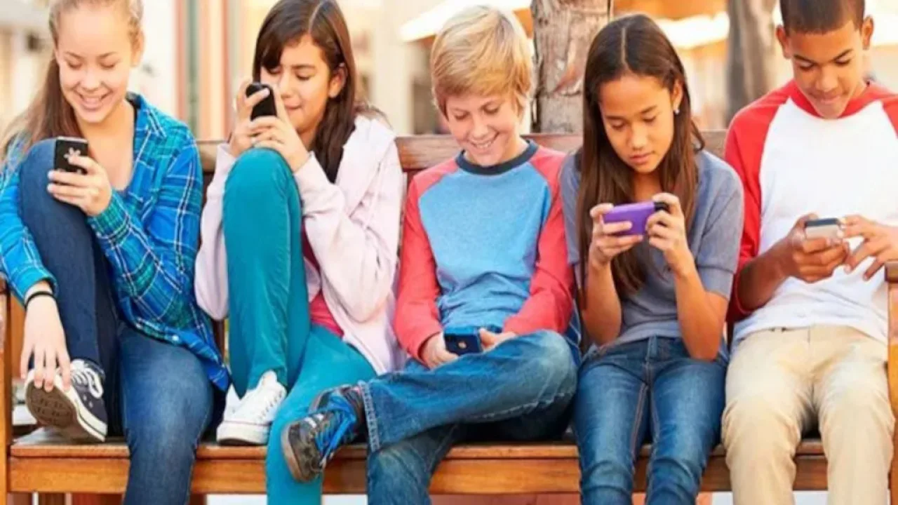 Australia prohíbe las redes sociales a menores de 16 años y redefine el debate global