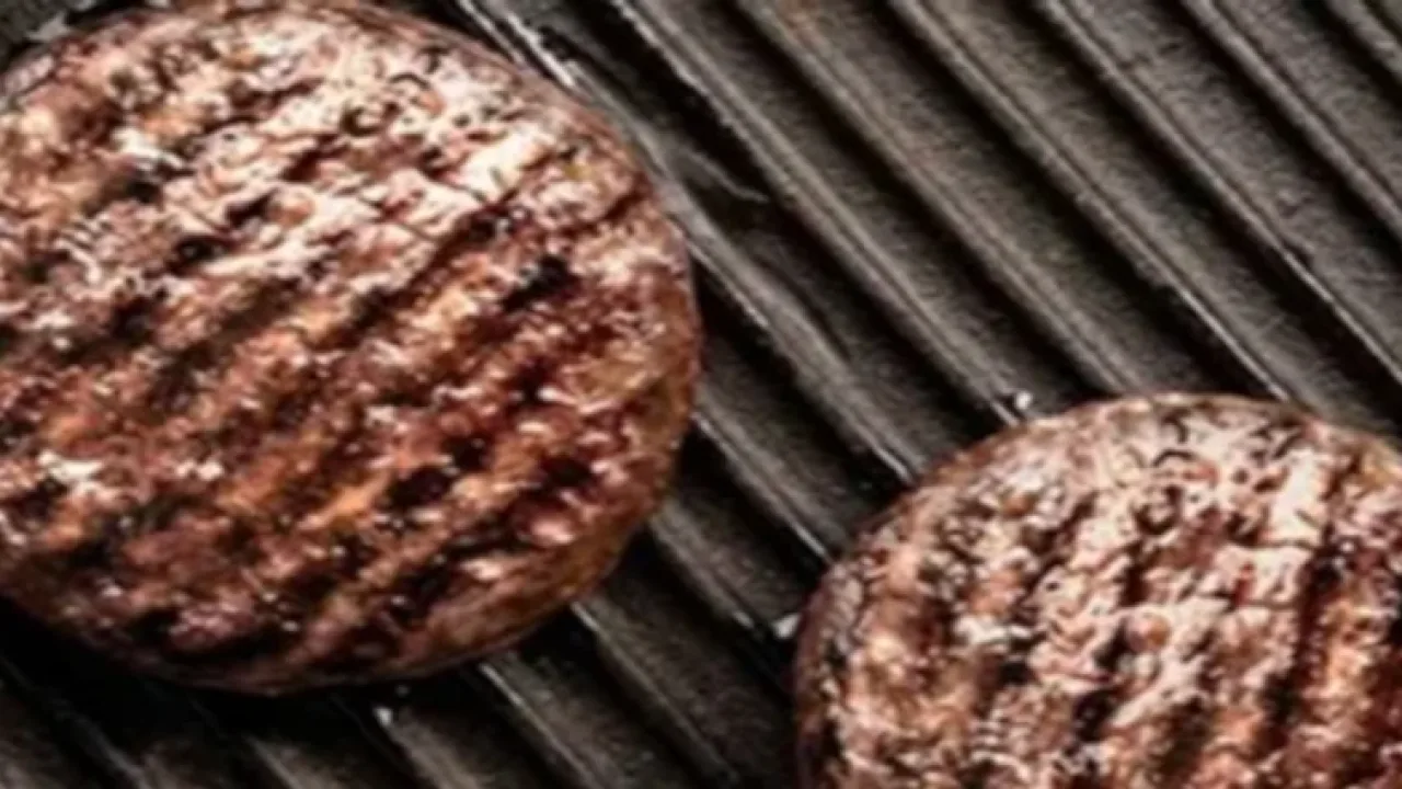 Tambalea un ícono de la hamburguesa en Argentina y 450 trabajadores esperan en la calle