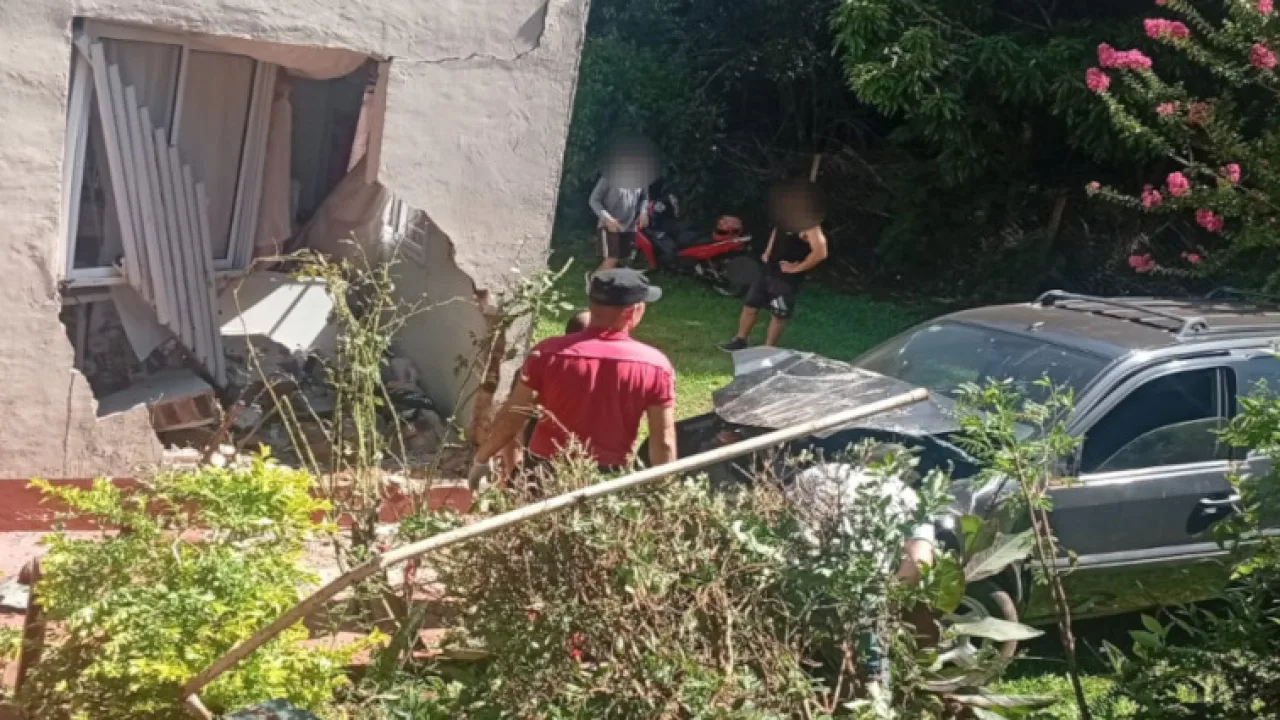Una mujer resultó lesionada tras perder el control de su vehículo