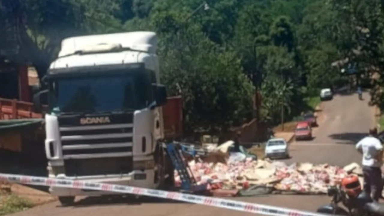 Camión despistó, chocó una vivienda y vecinos saquearon la carga de cerveza