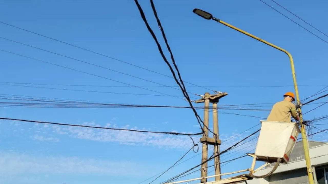 La CELO avanza con el Plan de Modernización Lumínica, se instalan 98 nuevas luminarias LED en Oberá