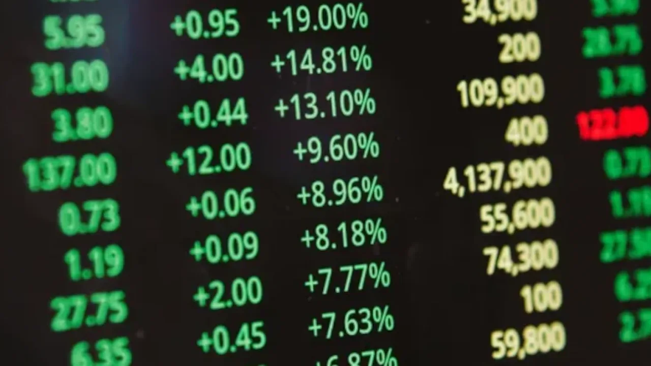El riesgo país perforó los 500 puntos por primera vez desde 2018 y volaron hasta 10,5% los ADRs en Wall Street