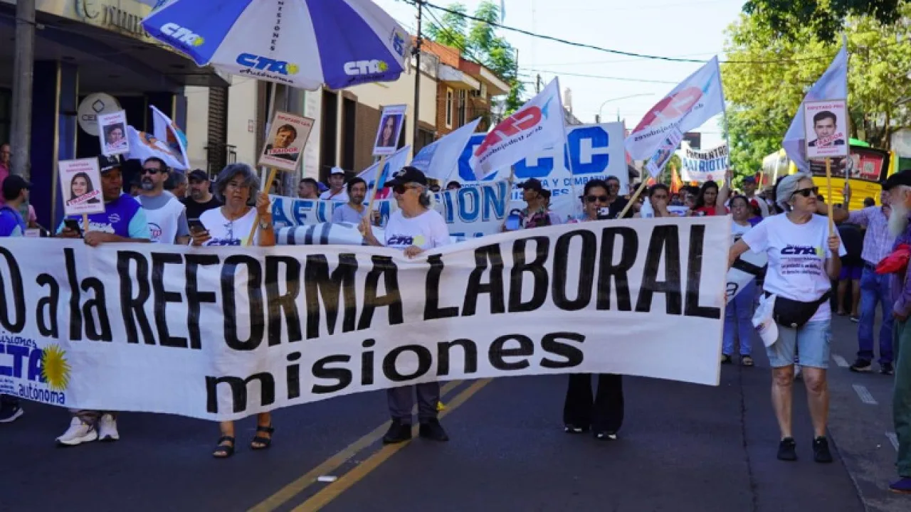 Masivo rechazo en Posadas a la reforma laboral de Javier Milei
