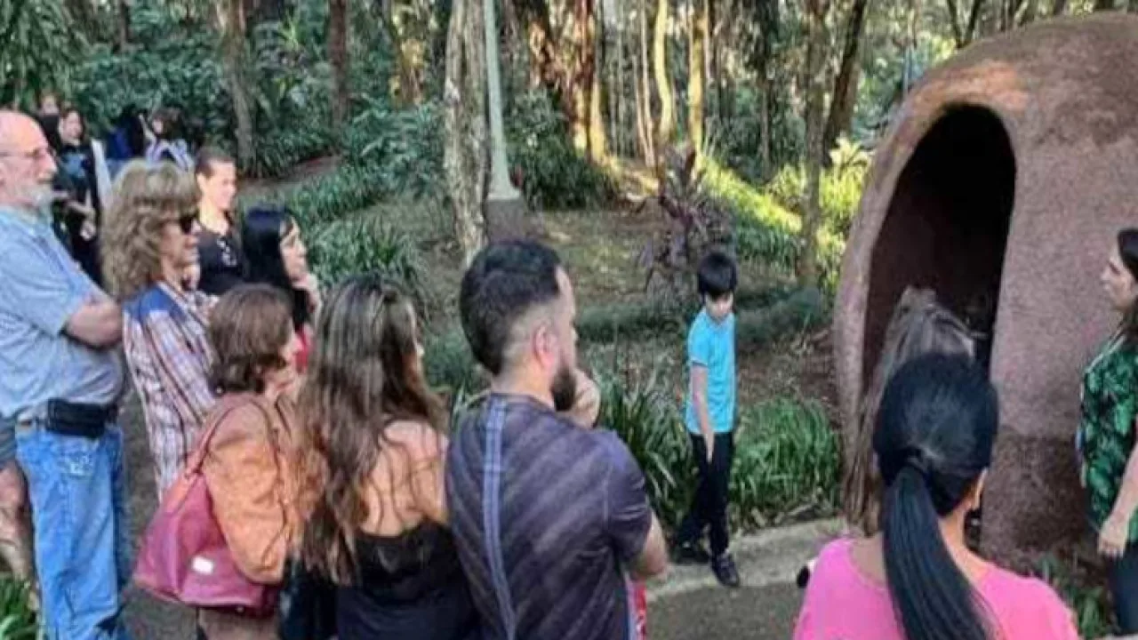 Martes feriado de carnaval y paseo guiado en el Jardín de los Pájaros