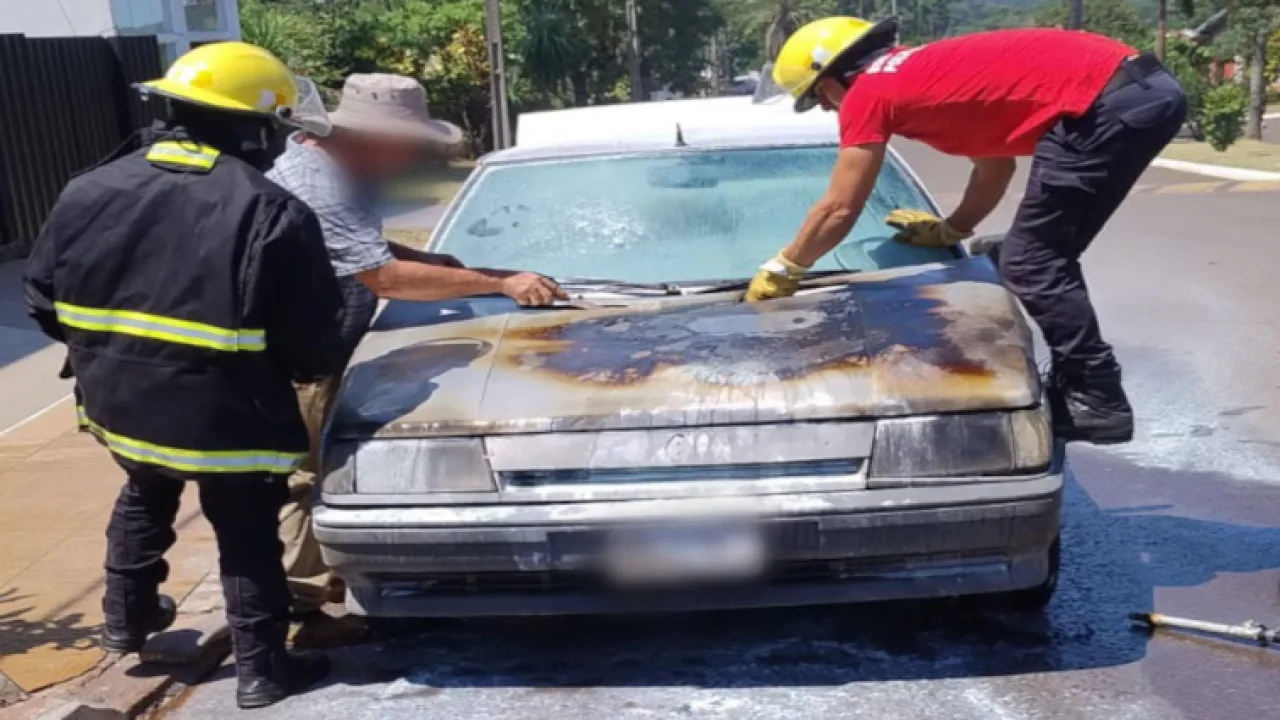 Rápida intervención de Bomberos evitó que un auto se consumiera por las llamas en Panambí