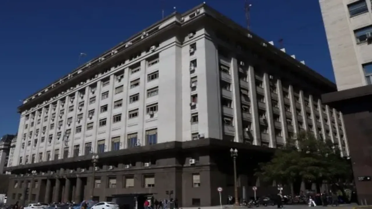 Luis Caputo volvió a aspirar pesos: el Tesoro logró un rollover de casi 124%, aunque debió pagar tasas cercanas al 40%