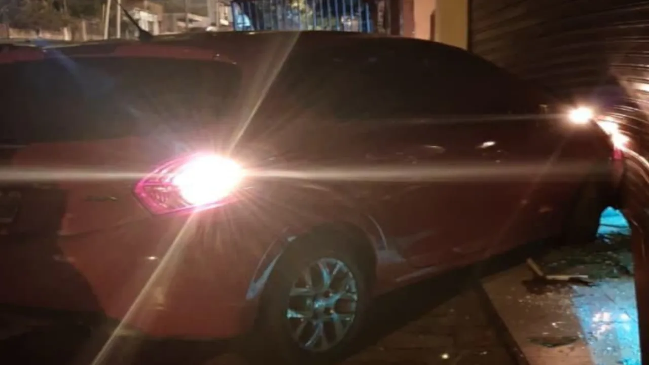 Despiste vehicular sin lesionados frente a un local comercial en Oberá