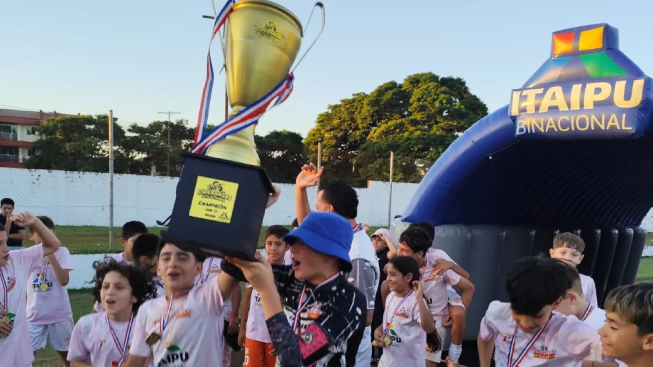 Misioneros se lucieron en la coronación de María Auxiliadora como campeón del Torneo "Esperanzas de Alto Paraná"