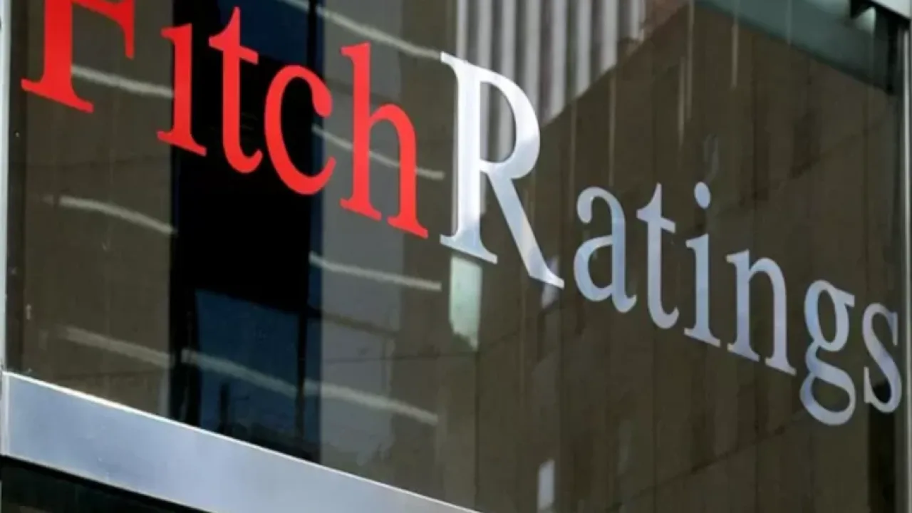 Fitch subió la nota y alertó que Argentina "sigue siendo vulnerable a una crisis de confianza"